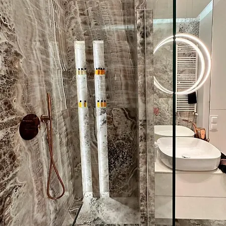 White Sky 20 Hanza Tower- Free Parking Apartment